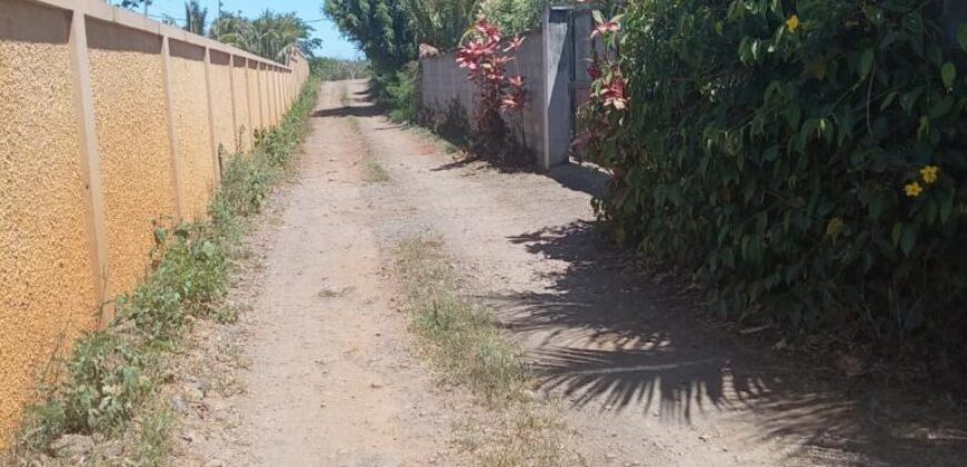 À vendre un grand terrain résidentiel de 2600m2 situé dans un cadre paisible à Calodyne