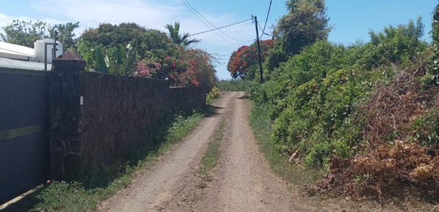 À vendre un grand terrain résidentiel de 2600m2 situé dans un cadre paisible à Calodyne
