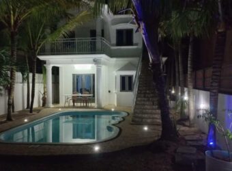 À vendre une charmante villa comprenant deux appartements et un studio sur le rooftop située à Pereybère.