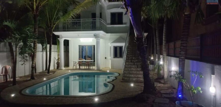 À vendre une charmante villa comprenant deux appartements et un studio sur le rooftop située à Pereybère.