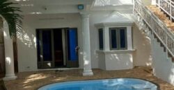 À vendre une charmante villa comprenant deux appartements et un studio sur le rooftop située à Pereybère.