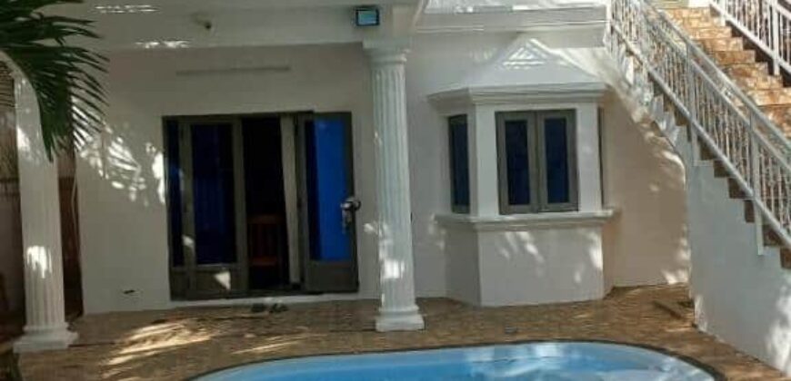 À vendre une charmante villa comprenant deux appartements et un studio sur le rooftop située à Pereybère.