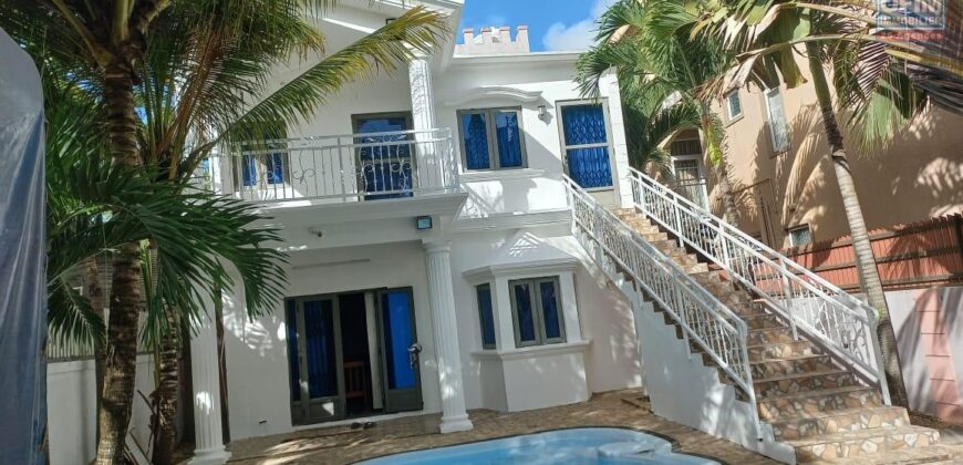 À louer un lumineux appartement avec accès indépendant dans une maison sécurisée à Pereybère