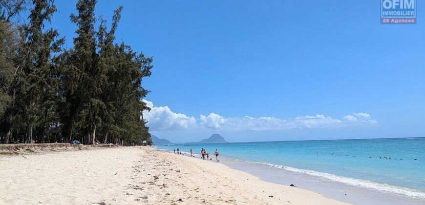 À vendre une grande villa divisée en deux appartements située à deux pas de la plage et des commerces de Flic en Flac.