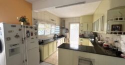 À vendre une grande villa divisée en deux appartements située à deux pas de la plage et des commerces de Flic en Flac.