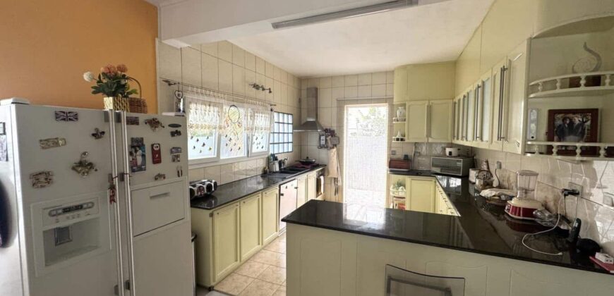 À vendre une grande villa divisée en deux appartements située à deux pas de la plage et des commerces de Flic en Flac.