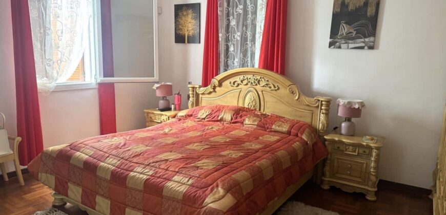 À vendre une grande villa divisée en deux appartements située à deux pas de la plage et des commerces de Flic en Flac.