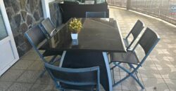 À vendre une grande villa divisée en deux appartements située à deux pas de la plage et des commerces de Flic en Flac.