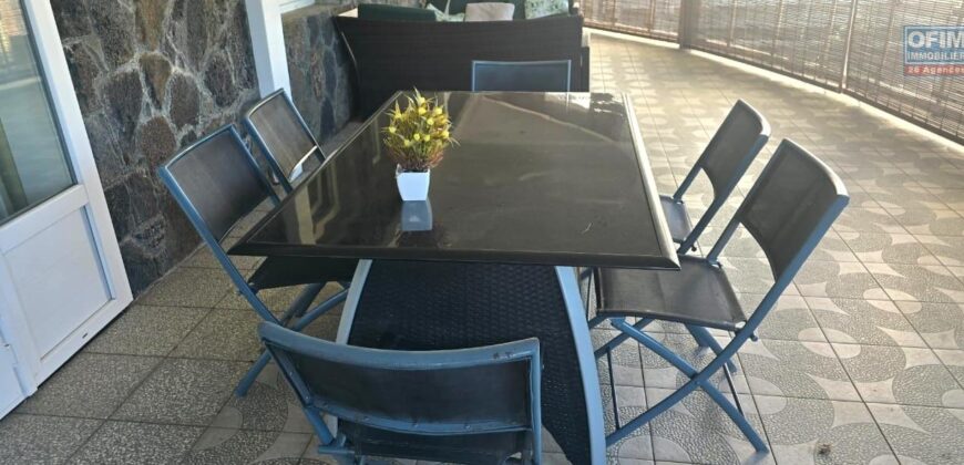 À vendre une grande villa divisée en deux appartements située à deux pas de la plage et des commerces de Flic en Flac.