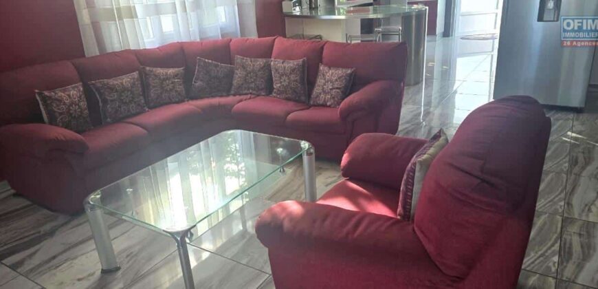 À vendre une grande villa divisée en deux appartements située à deux pas de la plage et des commerces de Flic en Flac.