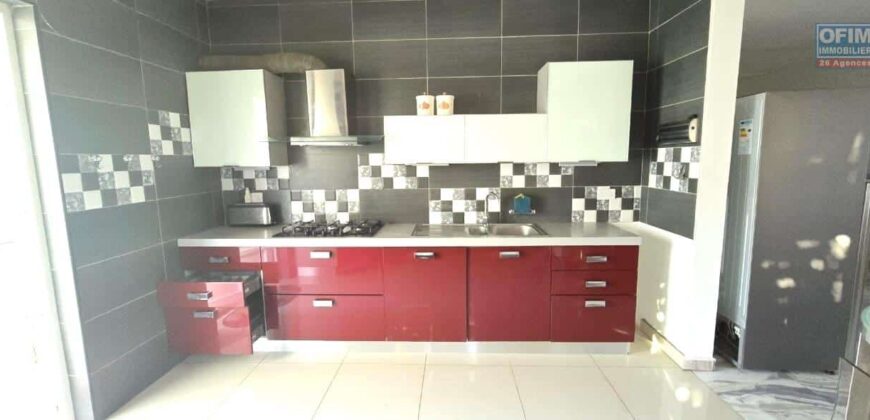 À vendre une grande villa divisée en deux appartements située à deux pas de la plage et des commerces de Flic en Flac.