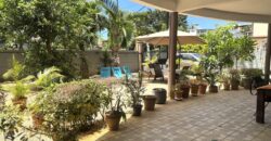 À vendre une grande villa divisée en deux appartements située à deux pas de la plage et des commerces de Flic en Flac.