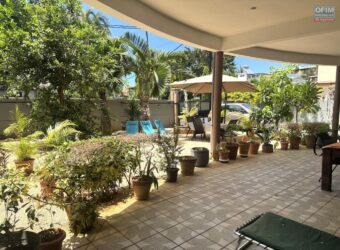 À vendre une grande villa divisée en deux appartements située à deux pas de la plage et des commerces de Flic en Flac.