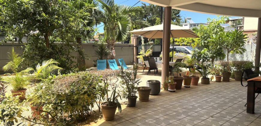 À vendre une grande villa divisée en deux appartements située à deux pas de la plage et des commerces de Flic en Flac.