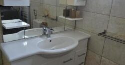 À vendre une grande villa divisée en deux appartements située à deux pas de la plage et des commerces de Flic en Flac.