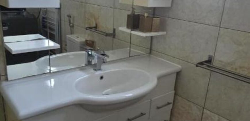 À vendre une grande villa divisée en deux appartements située à deux pas de la plage et des commerces de Flic en Flac.