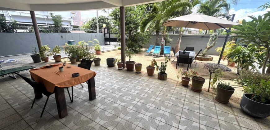 À vendre une grande villa divisée en deux appartements située à deux pas de la plage et des commerces de Flic en Flac.