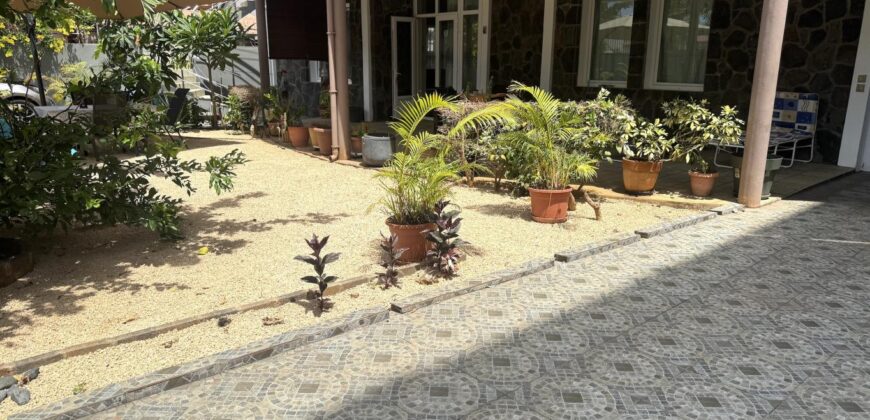 À vendre une grande villa divisée en deux appartements située à deux pas de la plage et des commerces de Flic en Flac.