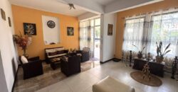 À vendre une grande villa divisée en deux appartements située à deux pas de la plage et des commerces de Flic en Flac.