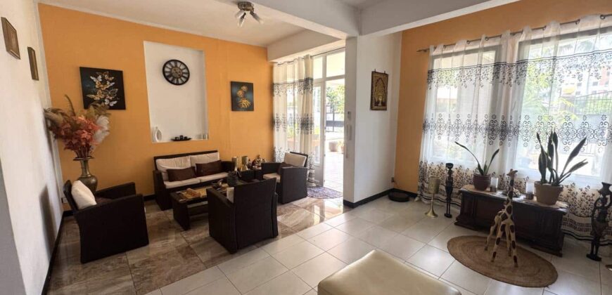 À vendre une grande villa divisée en deux appartements située à deux pas de la plage et des commerces de Flic en Flac.