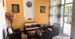 À vendre une grande villa divisée en deux appartements située à deux pas de la plage et des commerces de Flic en Flac.