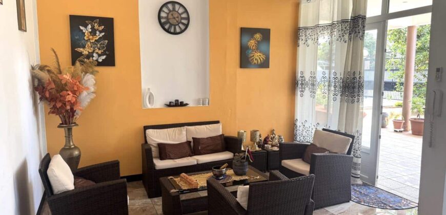 À vendre une grande villa divisée en deux appartements située à deux pas de la plage et des commerces de Flic en Flac.