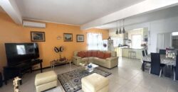 À vendre une grande villa divisée en deux appartements située à deux pas de la plage et des commerces de Flic en Flac.