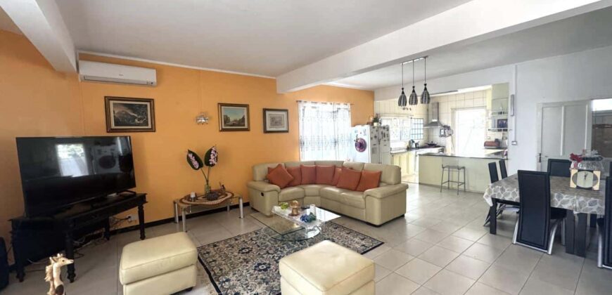 À vendre une grande villa divisée en deux appartements située à deux pas de la plage et des commerces de Flic en Flac.