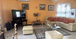 À vendre une grande villa divisée en deux appartements située à deux pas de la plage et des commerces de Flic en Flac.