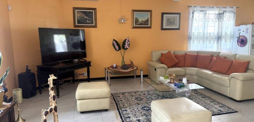 À vendre une grande villa divisée en deux appartements située à deux pas de la plage et des commerces de Flic en Flac.