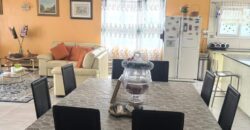 À vendre une grande villa divisée en deux appartements située à deux pas de la plage et des commerces de Flic en Flac.