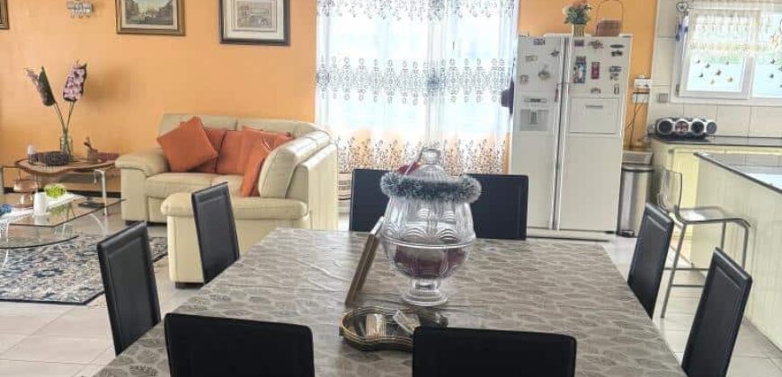 À vendre une grande villa divisée en deux appartements située à deux pas de la plage et des commerces de Flic en Flac.