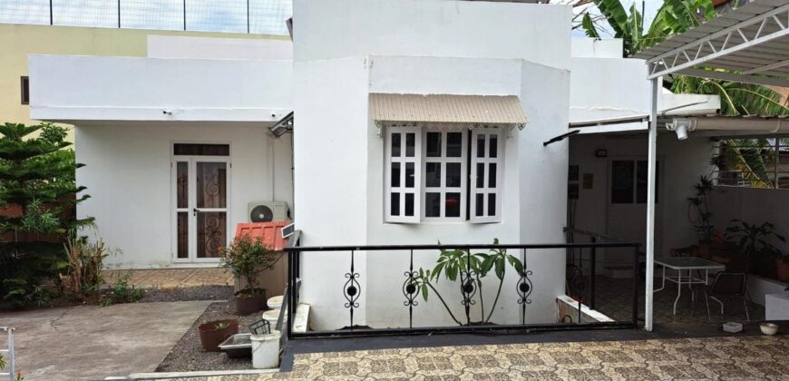 En vente une spacieuse maison située dans le morcellement Beerjeraz proche de la plage à Albion.