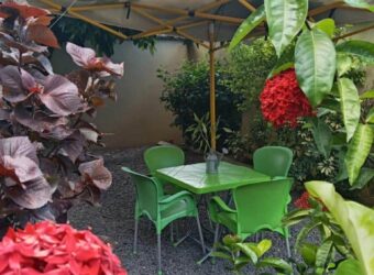 À louer une spacieuse villa atypique avec rooftop et jardin à Grand Baie