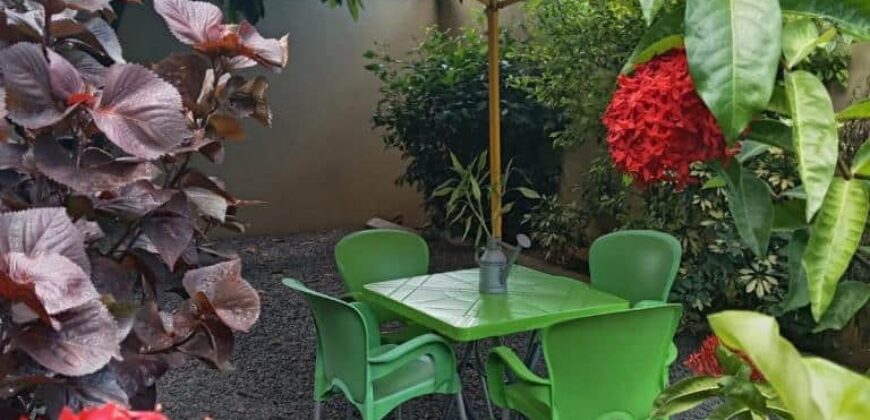 À louer une spacieuse villa atypique avec rooftop et jardin à Grand Baie