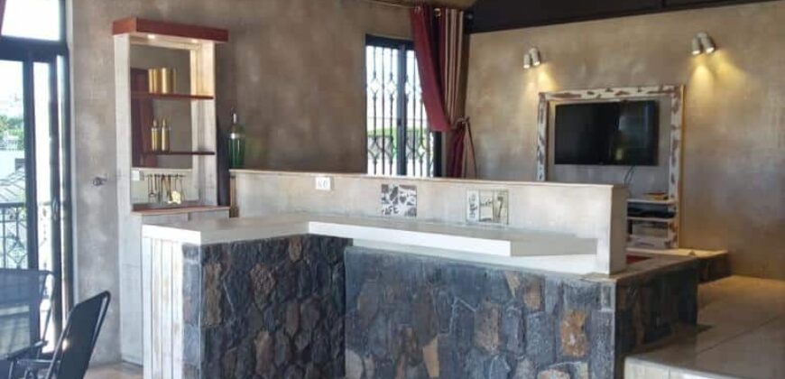 À louer une spacieuse villa atypique avec rooftop et jardin à Grand Baie