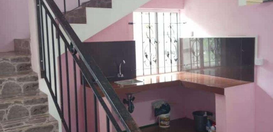 A vendre un appartement en duplex situé dans une copropriété de 4 logements à Grand Gaube