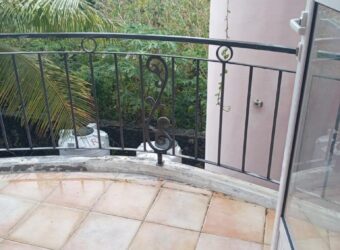 A vendre un appartement en duplex situé dans une copropriété de 4 logements à Grand Gaube