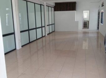 À louer un local commercial neuf de 45 m2 situé à Grand Baie