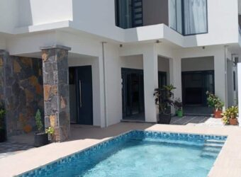 À louer une villa contemporaine lumineuse avec piscine dans un quartier calme du Chemin Vingt Pied à Grandbaie