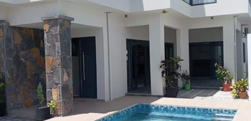 À louer une villa contemporaine lumineuse avec piscine dans un quartier calme du Chemin Vingt Pied à Grandbaie