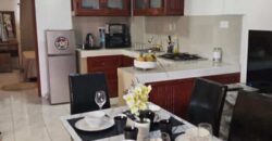 À louer un appartement rénové dans une résidence sécurisée avec piscine commune à Pereybére