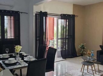 À louer un appartement rénové dans une résidence sécurisée avec piscine commune à Pereybére