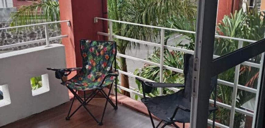 À louer un appartement rénové dans une résidence sécurisée avec piscine commune à Pereybére