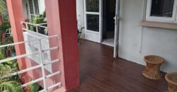 À louer un appartement rénové dans une résidence sécurisée avec piscine commune à Pereybére