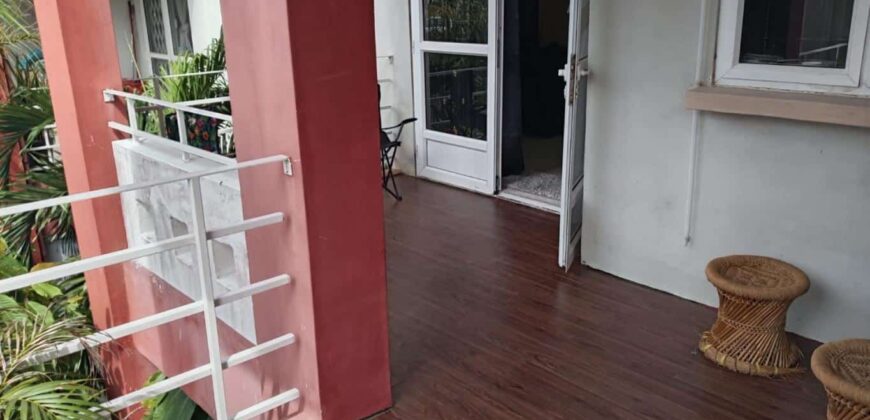 À louer un appartement rénové dans une résidence sécurisée avec piscine commune à Pereybére