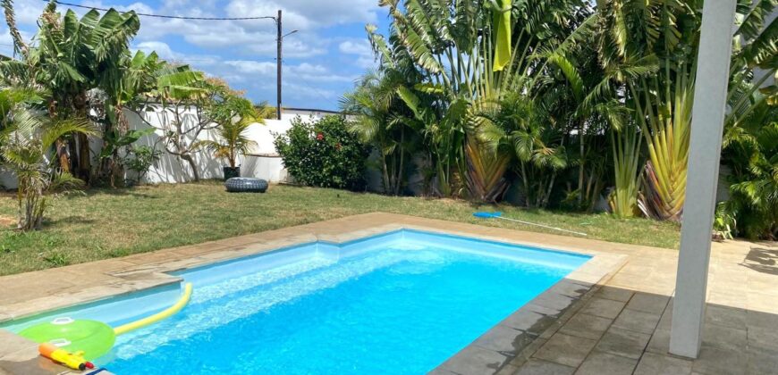 Location d’une villa moderne et récente de plain-pied avec piscine située dans un quartier paisible à Albion
