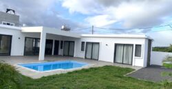 Location d’une villa moderne et récente de plain-pied avec piscine située dans un quartier paisible à Albion