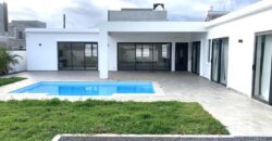 Location d’une villa moderne et récente de plain-pied avec piscine située dans un quartier paisible à Albion