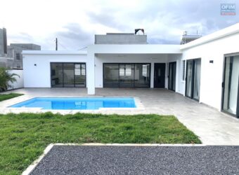 Location d’une villa moderne et récente de plain-pied avec piscine située dans un quartier paisible à Albion